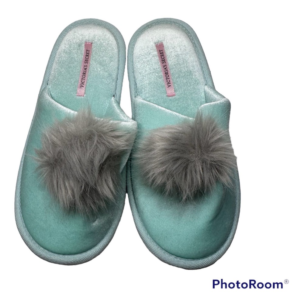 Victoria’s Secret Pom Pom closed toe slippers medium